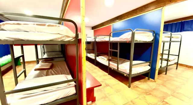 Кровать в общем номере Hostel albergue Paradiso