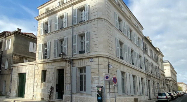 Appart Hôtel - Angoulême - Hyper Centre - VILLA CÔTÉ PLATEAU, Book Hotel Hoteller i Charente med parkering, Parkering