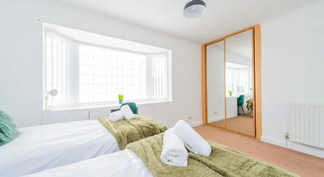 Premium 4 Bed Detached in Heswall, Prenota Hotel Heswall Wirral