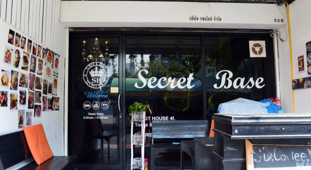 Кровать в общем номере Cafe and Bar Secret Base