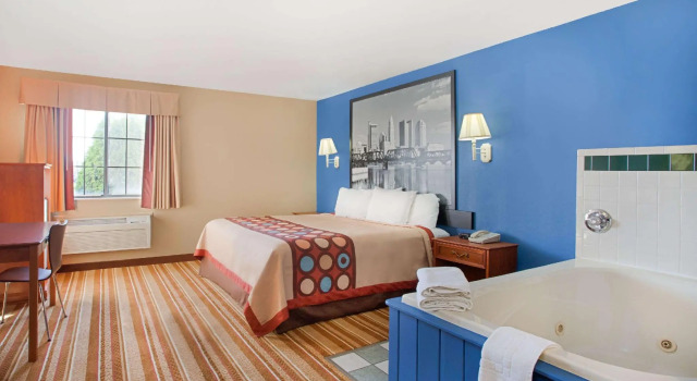 Doppel Suite Super 8 by Wyndham Defiance