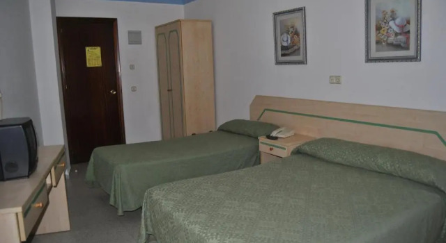 Трёхместный номер Standard Hostal Blumen