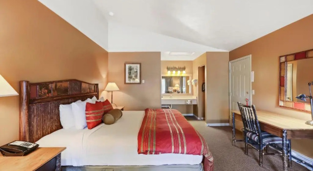 Коттедж Premium Headwaters Lodge & Cabins at Flagg Ranch