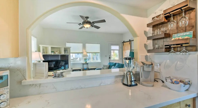 Коттедж с 2 комнатами с балконом Steps to Beach: Ocean-view Retreat in Galveston!