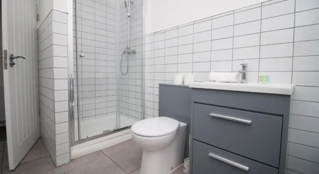 Коттедж Royal Oak House by Tŷ SA-5 bedroom house