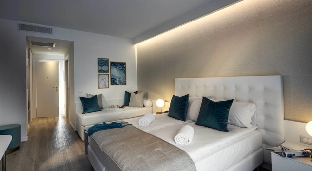 Четырёхместный номер Superior с балконом Hotel Astoria