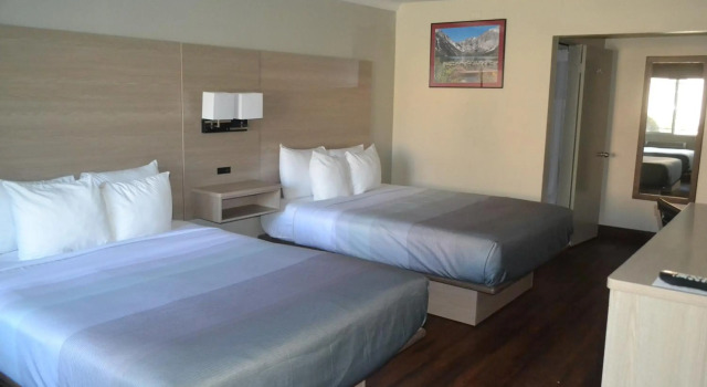 Quality Inn Bishop near Mammoth, Rezerwuj Hotel Hotele w Eastern Sierra z basenem, Basen