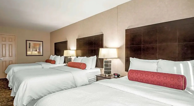 Шестиместный номер Standard Clarion Inn Elmhurst - Oak Brook near I-88, I-290, I-294