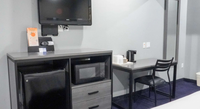 Люкс Luxury Americas Best Value Inn and Suites Bush International Airport