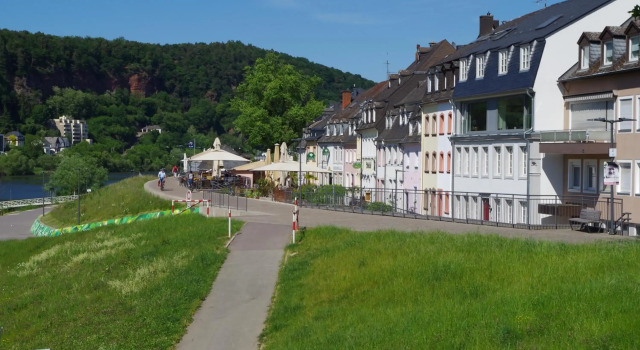 Wohnen am Ufer der Mosel in Trier, Забронировать Отель Отели Трира с парковкой, рядом с Europahalle, Парковка