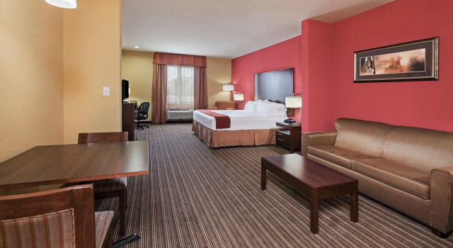 Двухместный люкс Holiday Inn Express & Suites Cleveland by IHG