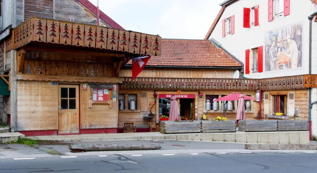 LARBEZIE Franco Suisse, Забронировать Отель Ле-Русс Jura Mountains