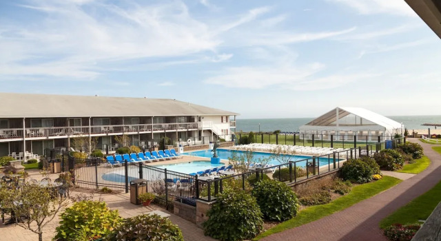 Четырёхместный номер Standard с видом на бассейн Red Jacket Beach Resort