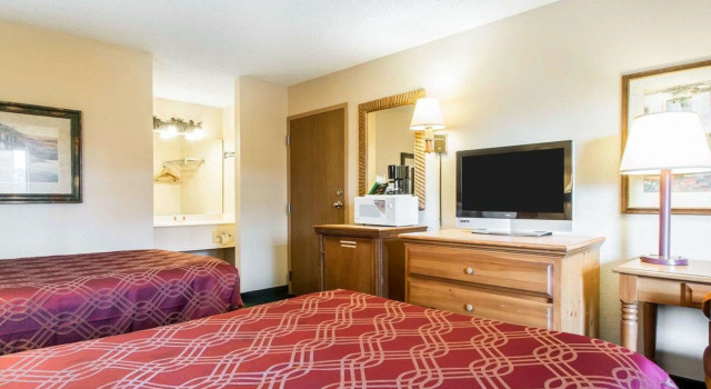 Standard- firedobbelt værelse Econo Lodge East