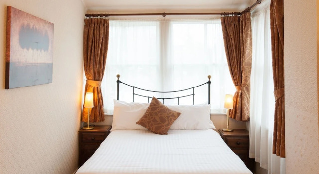 Bacon Arms by Marston's Inns, Book Pension Newbury Berkshire