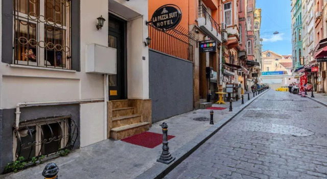 La Pazza Suites Hotel