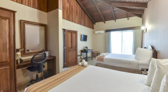 Четырёхместный номер Superior La Riviera Hotel