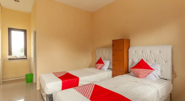 Richmond Guest House by OYO Rooms, Book Guesthouse North Cirebon West Java