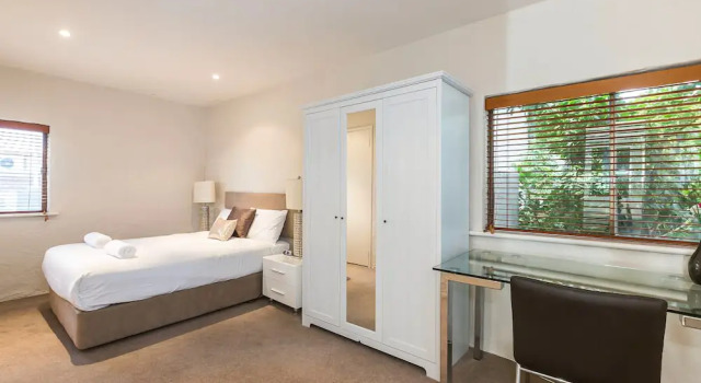 Como Mezzanine Retreat, Book Hotel Como South Perth