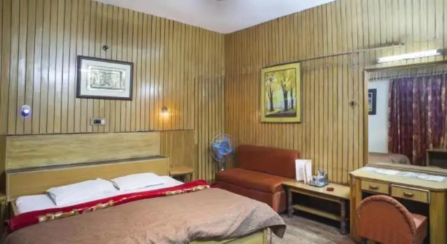 Номер Deluxe Goroomgo Dalhousie Shangrila Hotel