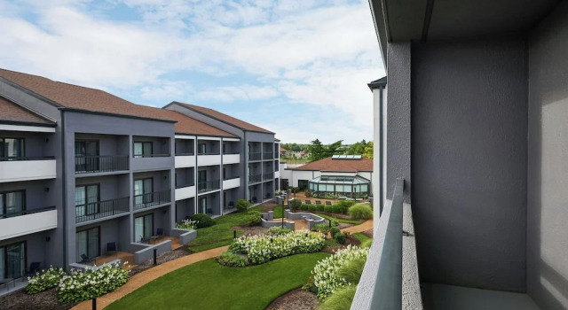 Люкс c 1 комнатой с балконом Courtyard St. Louis Westport Plaza