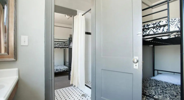 Кровать в общем номере (женский номер) Gardner Hotel & Hostel