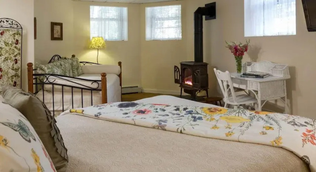 Номер Deluxe Lang House on Main Street Bed & Breakfast