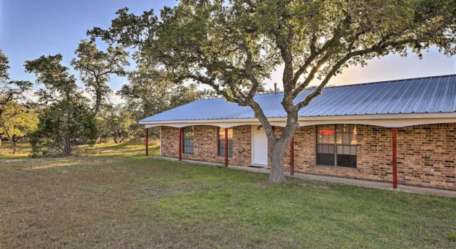 Коттедж Quiet Haven w/ Hot Tub, 4 Mi to Canyon Lake!