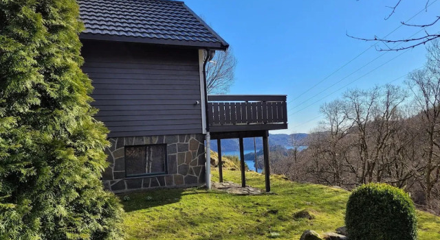Nice Home in Lyngdal With Wifi and 4 Bedrooms, Reserva ahora Hotel Hoteles en Southern Norway con aparcamiento, Aparcamiento