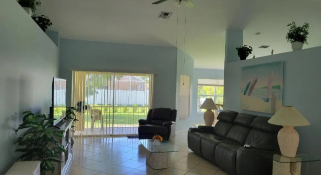 Коттедж Large 3 bedroom house situated in a quiet neighborhood