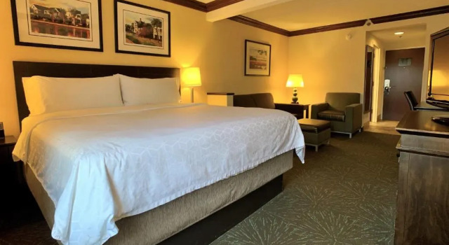Двухместный люкс c 1 комнатой Holiday Inn Express Hotel & Suites Charleston - Northwoods by IHG