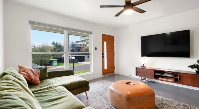 4 Bedroom Near Soco With a Private Pool & Sauna, Забронировать Отель Остин Greater Austin, рядом с Saint Edwards University Track Field