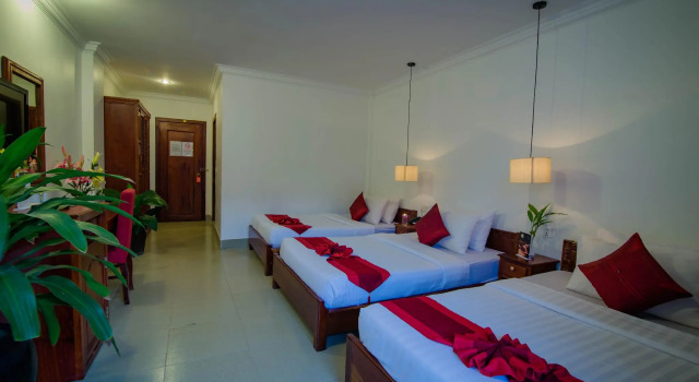 Трёхместный номер Deluxe с балконом Mekong Angkor Deluxe Hotel