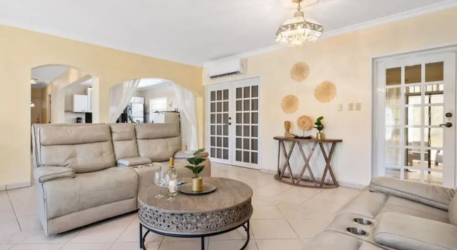 Cozy Central 4br3ba Home w Pvt Pool Largegarden, Book Hotel Hotels in Paradera with Parking, Parking