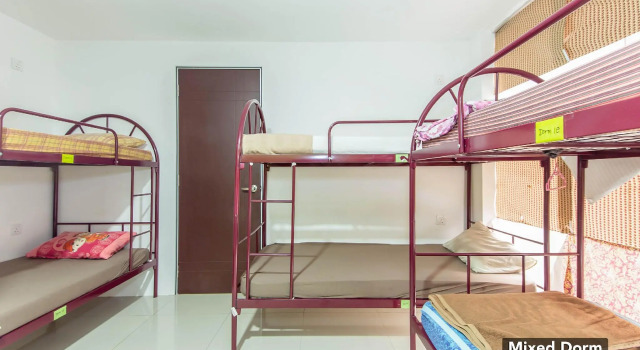 Кровать в общем номере (мужской номер) Hotel Sunbeam Palm