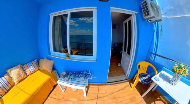 Апартаменты Blue House Beach Apartment - Sleeps 4 & Balcony