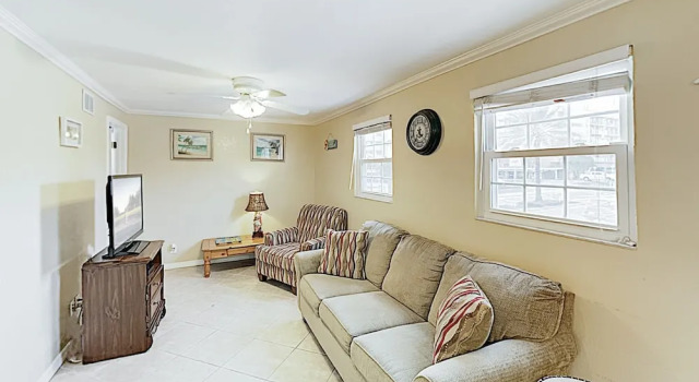New Listing! All-suite - Steps To Beach 2 Bedroom Apts, Забронировать Апартаменты/квартира Апартаменты Мадейра-Бич, рядом с The Church by the Sea, Апартаменты/квартира