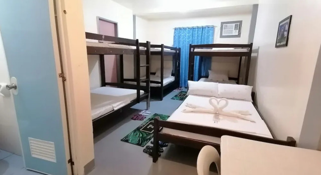 Кровать в общем номере Daltans Home Stay Siargao