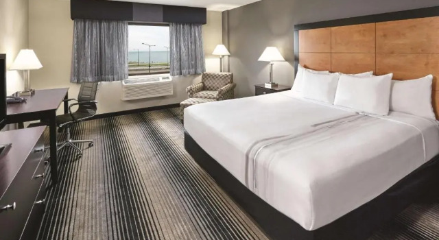 Номер Standard с видом на озеро La Quinta Inn & Suites by Wyndham Chicago - Lake Shore