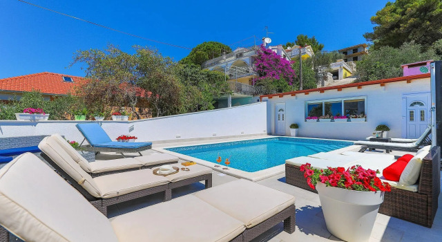 Villa with private pool and sea view, Buchen Sie Villa Hotels in Gespanschaft Split-Dalmatien mit Pool, Schwimmbad