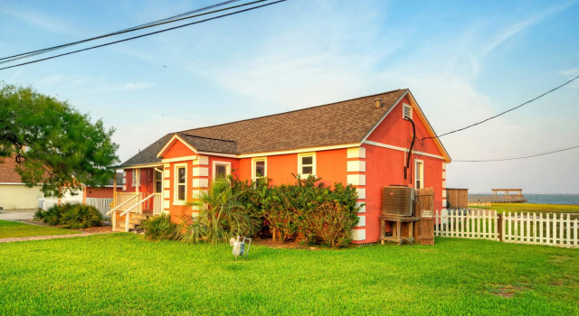 Waterfront Retreat w/ Private Boat Dock, Patio, Views Shore Thing by Avantstay, Buchen Sie Ferienhaus Cottages in Corpus Christi, Cottage
