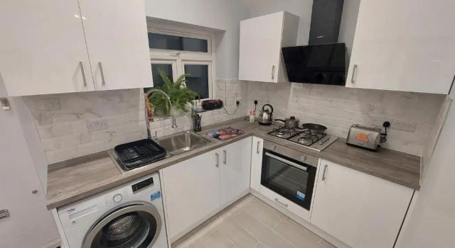 Апартаменты Contemporary studio with private patio, free on-street parking and underfloor heating