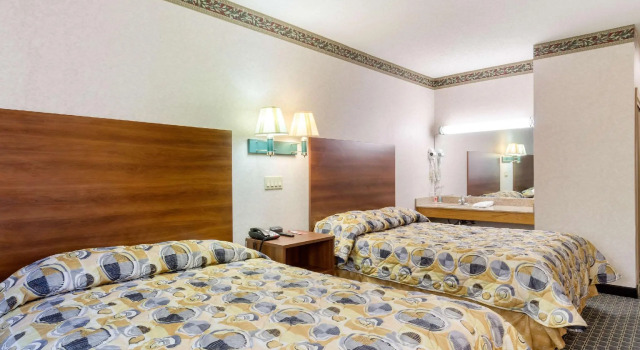 Четырёхместный номер Standard Econo Lodge West Springfield