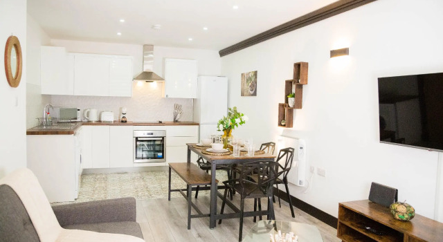 Old Trafford Apartments by BEVOLVE - Free Parking