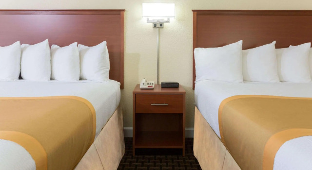 Четырёхместный номер Standard Days Inn by Wyndham Port Charlotte Town Center