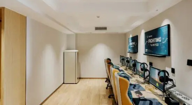 WanYoo Esports Hotel (Jinan Daming Lake North Gate)