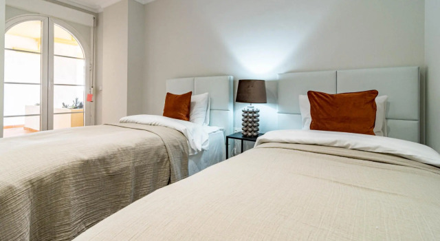 SAA3- Spacious apartment close to beach, Забронировать Апартаменты/квартира Отели Марбелья с парковкой, рядом с Casino Marbella, Парковка