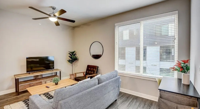 FRONTDESK Five Two At Highland Apts Downtown Austin, Забронировать Отель Отели Остина 4 звезды, рядом с Торговый центр The Linc, 4*