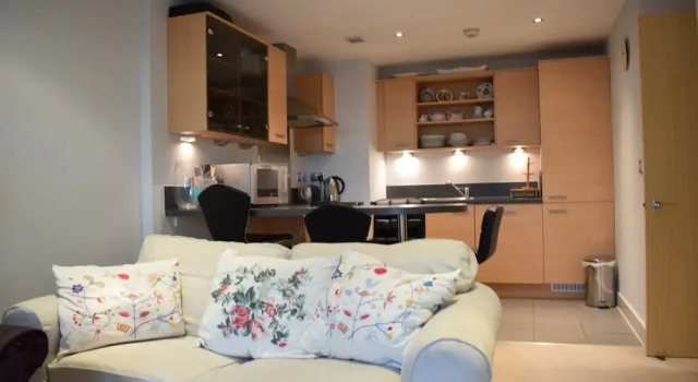 Modern 2 Bedroom Apartment Near Chelsea Harbour With Balcony
