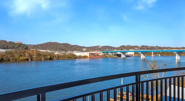 Студия с балконом и с видом на реку SpringHill Suites by Marriott Downtown Chattanooga/Cameron Harbor